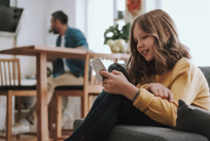 Meisje die een mobiele telefoon gebruikt