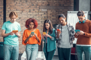 Jongeren met smartphones